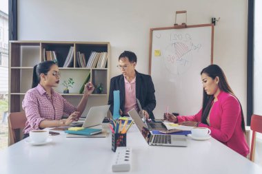 Kurumsal iş ekibi ve Yaratıcı Yönetici modern iş yerinde bir toplantı planı tartışmasında. Ekip çalışanları yeni başlangıç projesi kavramı.