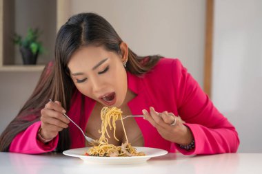 Makarna yiyen aç insanlar. Bir tabak makarna ve çatal çılgınca makarna yer. İş adamları ya da ofis çalışanları öğle arasında İtalyan yemeği yiyor..