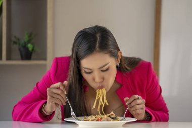 Makarna yiyen aç insanlar. Bir tabak makarna ve çatal çılgınca makarna yer. İş adamları ya da ofis çalışanları öğle arasında İtalyan yemeği yiyor..