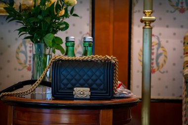 Venedik, İtalya 8 Haziran 2019: siyah deri çanta Chanel çocuk 8 inç. Klasik lüks tarz altın zincir, siyah deri, lüks bir çanta. Alışveriş konsepti.