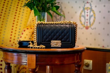 Venedik, İtalya 8 Haziran 2019: siyah deri çanta Chanel çocuk 8 inç. Klasik lüks tarz altın zincir, siyah deri, lüks bir çanta. Alışveriş konsepti.