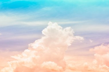 En İyi Doğal Gök Bulutları. Puslu küçük yuvarlak bulutlar. Güneşli bir yaz günü öğleden sonra güzel yuvarlak bulutlar ve kümülüs bulutları mavi gökyüzüne zıt düşer.