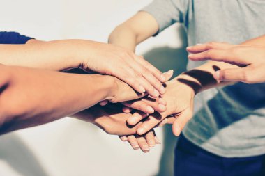 Dramatik bir an. Ses tonunu süreç gibi ayır. Sıcak ışıkla. People Hand Montaj Kurumsal Toplantı Takım Çalışması Konsepti.