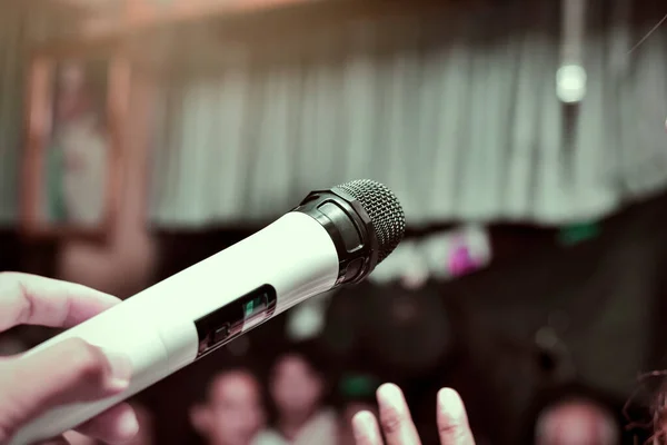 Foco Seletivo Microfone Sobre Foto Embaçada Abstrata Seminário Reunião Audiência — Fotografia de Stock