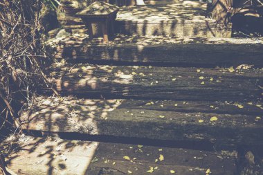 Eski ahşap merdivenlerin seçici odak noktasında. Ses tonunu böyle böl. Ön görünüm