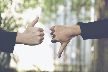 Güzellik İşletmeleri Ortaklığı Toplantısı kavramı. İki iş adamı aleyhinde işaret veriyor. Başarısız iş kadınları başarısız anlaşmalardan hoşlanmazlar. Bulanık özgeçmiş.