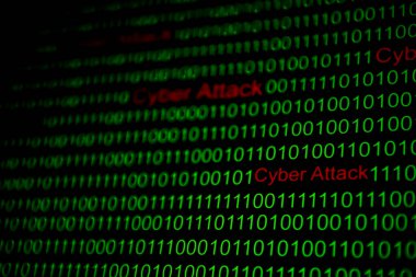 Yeşil renkli sayısal sürekli kod dramatiği, ikili kodlu soyut web verisi. Programlama kodu soyut teknoloji- oper.bulanık Tech Digital Data Transfer Ağı kavramı. Seçici odak noktasında