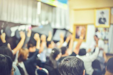 Genç İzleyiciler Grubu 'nun soyut bulanıklığı konferansta el ele tutuşurken birlikte oturmaları. Çeşitlilik Neşeli Toplum Konsepti. Boşluğu kopyala