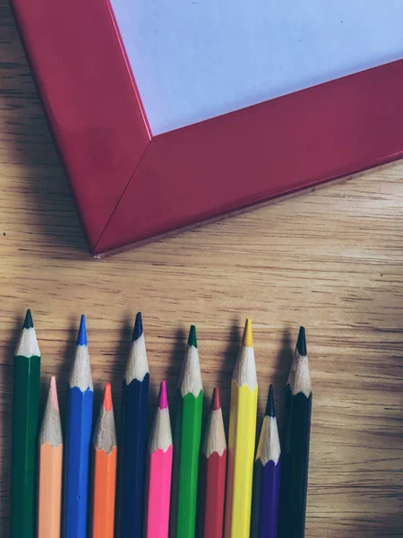 回学校去写字楼里的彩色铅笔 在有复制空间的木桌上学习艺术文具 小孩子喜欢扔东西 — 图库照片