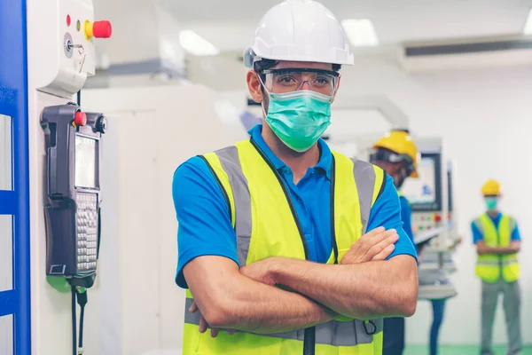 Manlig Industriingenjör Eller Tekniker Arbetare Bära Ansikte Mask Med Säkerhet — Stockfoto