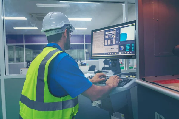 Manlig Industriingenjör Eller Tekniker Arbetare Bära Ansikte Mask Med Säkerhet — Stockfoto