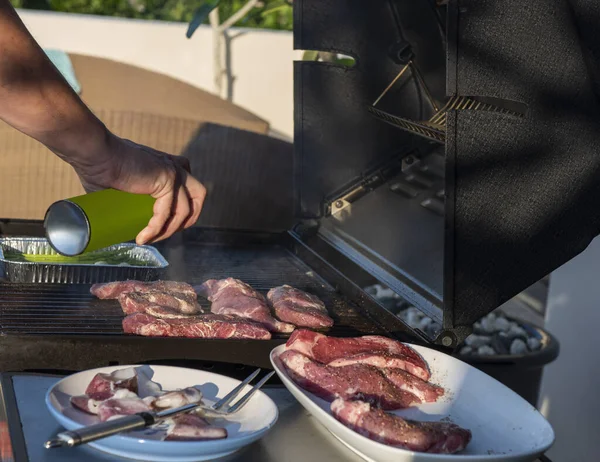 Ağır çekimde yanan kömürlerin içinde baharatlı ve otlu sulu et bifteği, ateş ve duman. Izgara çizgili sulu biftek piknik kutlaması için hazır. Barbekü ızgarası