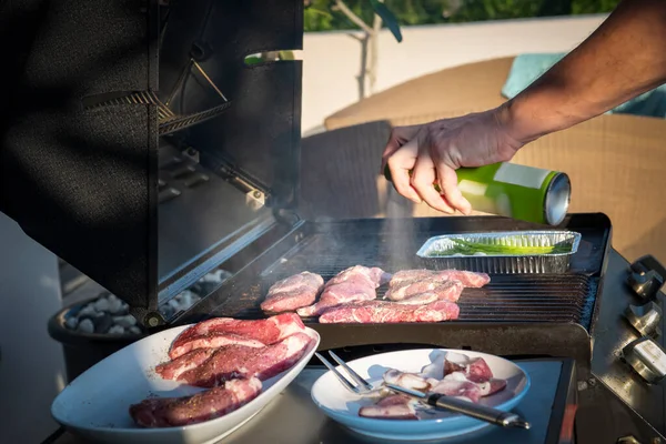 Sappige Vlees Steak Met Specerijen Kruiden Brandende Houtskool Vuur Bbq — Stockfoto