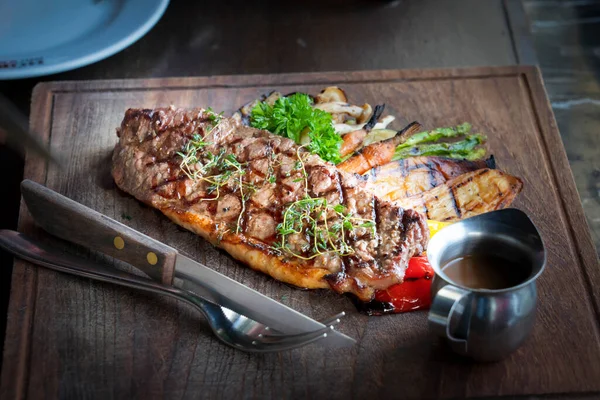 Rundbiefstuk Medium Zeldzame Gesneden Gegrilde Striploin Beef Steak Geserveerd Houten — Stockfoto