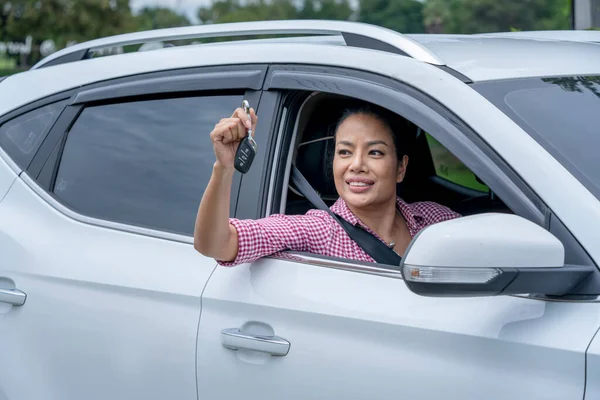 Frau Mit Autoschlüssel Frauenhand Drückt Auf Die Ferngesteuerte Auto Alarmanlage — Stockfoto