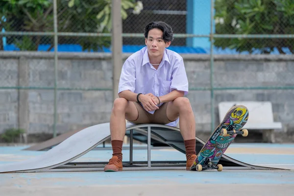 2021年6月15日タイ ブリラム 地元のスケートパークでアジアのスケーターボーイスケート 若いスポーツ夏 — ストック写真