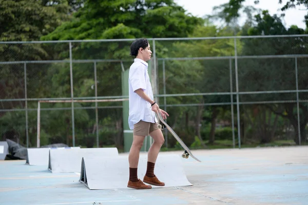 Підліток Азіатський Хлопець Скатер Студентському Одноманітному Катанні Місцевому Скейт Парку Ліцензійні Стокові Зображення