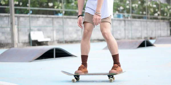Підліток Азіатський Хлопець Скатер Студентському Одноманітному Катанні Місцевому Скейт Парку Стокове Зображення
