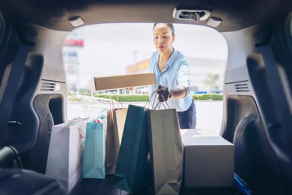 Glückliche Frauen Volle Papier Und Einkaufstaschen Einkaufswagen Bunte Tasche Und — Stockfoto