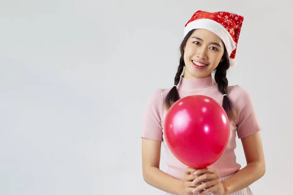 Молода Дівчина Азії Задоволена Повітряною Кулею Подарунок Вечірки Посміхаючись Білому — стокове фото