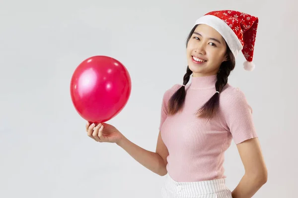 Jovem Asiática Feliz Com Balão Como Presente Para Festa Sorrindo — Fotografia de Stock