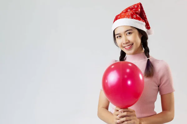 Jovem Asiática Feliz Com Balão Como Presente Para Festa Sorrindo — Fotografia de Stock