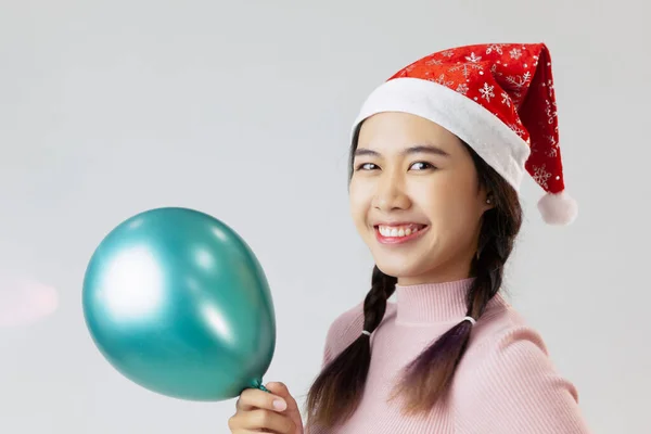 Jovem Asiática Feliz Com Balão Como Presente Para Festa Sorrindo — Fotografia de Stock