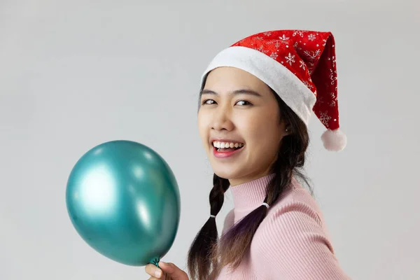 Jovem Asiática Feliz Com Balão Como Presente Para Festa Sorrindo — Fotografia de Stock