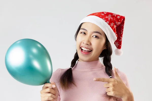 Jovem Asiática Feliz Com Balão Como Presente Para Festa Sorrindo — Fotografia de Stock