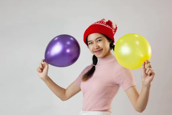 Genç Asyalı Kız Balonla Mutlu Beyaz Arka Planda Gülümseyen Bir — Stok fotoğraf