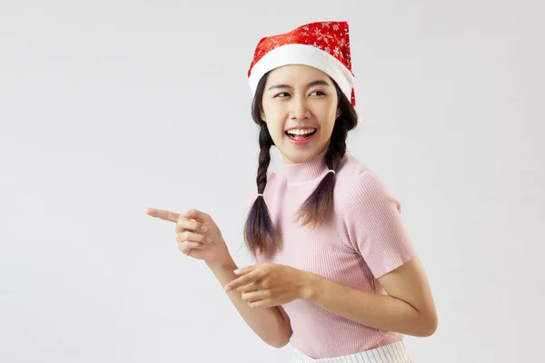 Sorrindo Mulher Asiática Uma Camisola Gola Alta Rosa Apontando Dedo — Fotografia de Stock