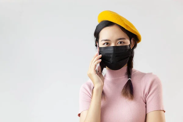 Πορτρέτο Asia Γυναίκα Στην Ιατρική Μάσκα Πρόσωπο Μιλούν Κινητό Τηλέφωνο — Φωτογραφία Αρχείου