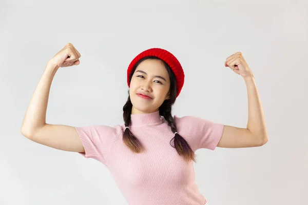 Mooie Jonge Aziatische Vrouw Roze Coltrui Poseren Met Armen Opgeheven — Stockfoto
