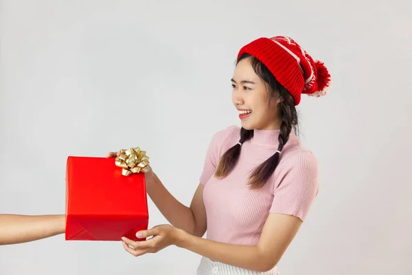 那个可爱的亚洲女孩在别人送礼物给她时很腼腆 年轻人恋爱中并开始调情的概念 一个面带微笑的亚洲女孩收到了别人送的红色礼品盒 — 图库照片