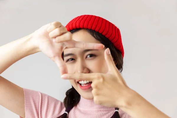 Genç Asyalı Güzel Bir Kadının Portresi Neşeyle Gülümsüyor Parmaklarıyla Kamera — Stok fotoğraf