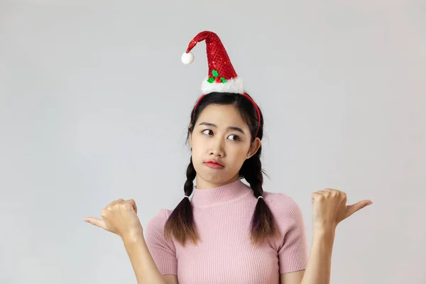 Mulher Asiática Vestindo Chapéu Papai Noel Forma Cabeça Com Polegar — Fotografia de Stock