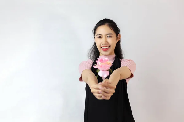 Bando Rosa Rosa Mulher Asiática Mãos Dando Ofering Los Você — Fotografia de Stock