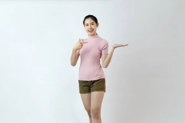 Retrato Corpo Inteiro Feliz Sorrindo Asiática Jovem Mulher Mostrando Algo — Fotografia de Stock