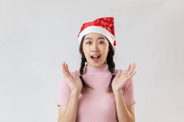 Heyecanlı mutlu kadın ifadesi, şaşırmış kadın, şaşırmış Asyalı kadın sana bakıyor ya da kamera, sıradan kız portresi stüdyosu izole edilmiş, heyecanlı mutlu insan konsepti, güzel Asyalı kadın model.