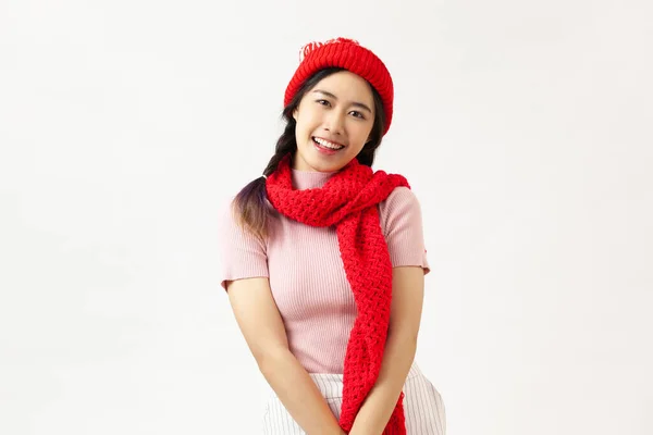 Retrato Una Mujer Asiática Sonriente Pie Con Los Brazos Cruzados — Foto de Stock