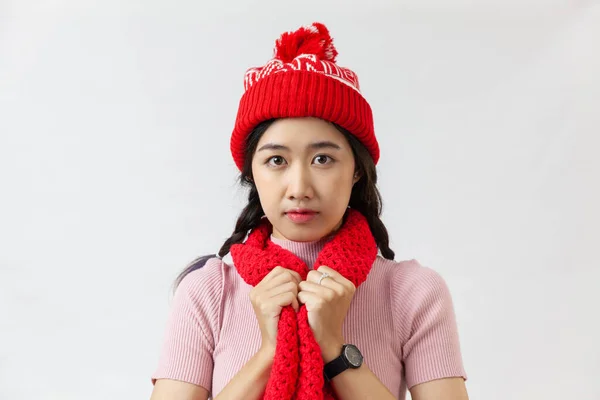 アジアの女性は赤いウールの帽子と赤いスカーフの顔を着て悲しみ 白い背景のクローズアップ肖像画 — ストック写真