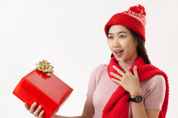 Щаслива Чарівна Азіатка Руках Червона Коробка Подарунками Студії Проти Білого — стокове фото