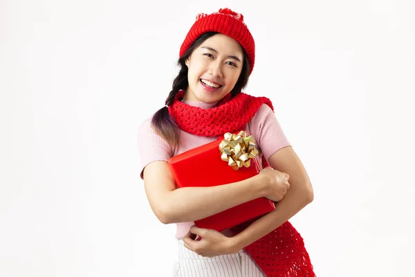 Güzel Asyalı Kadın Kırmızı Yün Şapka Kırmızı Eşarp Takıyor Noel — Stok fotoğraf