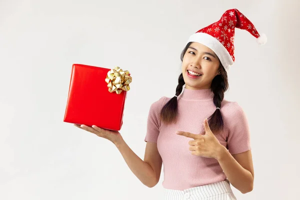 Портрет Щасливої Усміхненої Дівчини Азії Рожевому Черепашці Тримає Подарункову Коробку — стокове фото