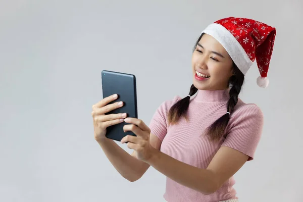 Retrato Bonito Jovem Asiático Mulher Desgaste Natal Chapéu Uso Tablet — Fotografia de Stock