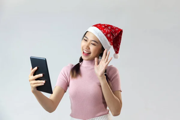 Retrato Bonito Jovem Asiático Mulher Desgaste Natal Chapéu Uso Tablet — Fotografia de Stock