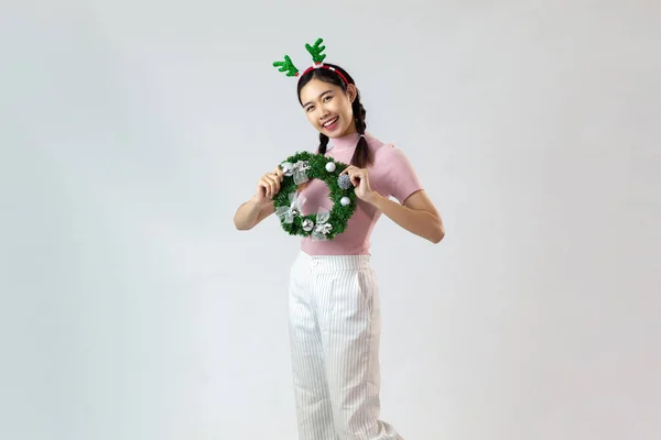 Femme Asiatique Chemise Col Roulé Rose Tenant Noël Rustique Moderne — Photo