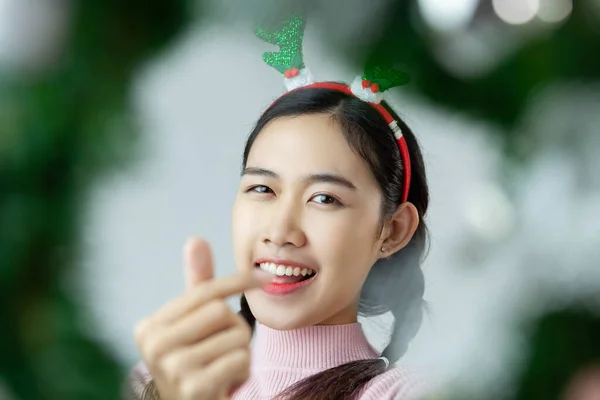 Jovem Mulher Asiática Gola Alta Rosa Segurar Grinalda Natal Com — Fotografia de Stock
