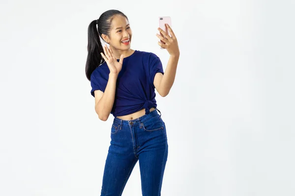 Asyalı Kadının Beyaz Dişleriyle Gülümseyen Selfie Çeken Beyaz Arka Planda — Stok fotoğraf