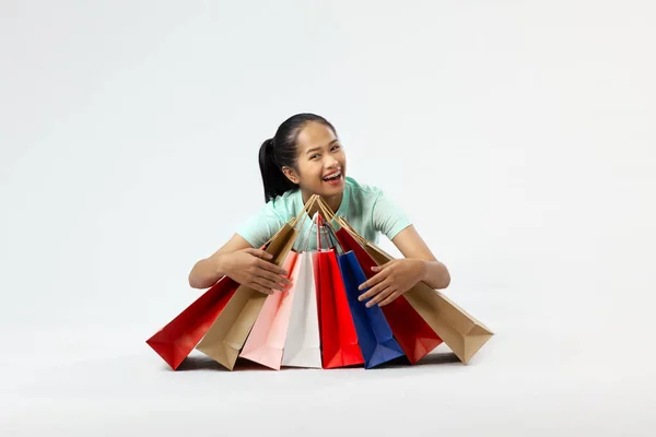 Glückliches Asiatisches Mädchen Grünem Hemd Das Hände Auf Einkaufstüten Legt — Stockfoto